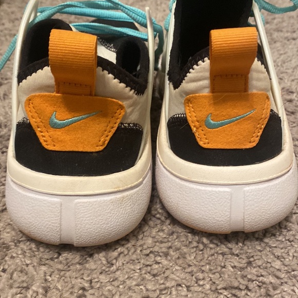 Nike Women's Acalme Sneaker - Picture 3 of 4